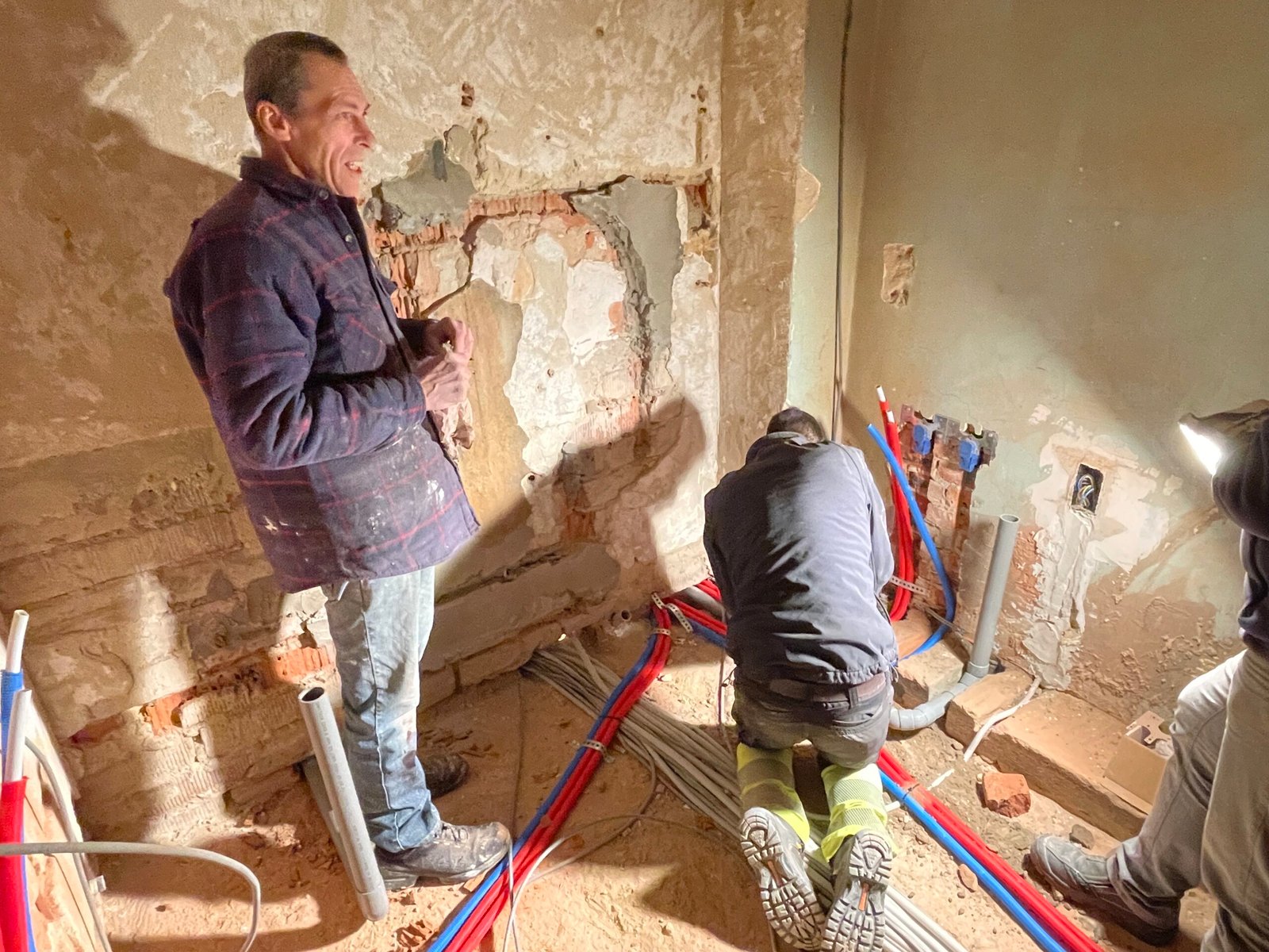 Un plombier installant de nouveaux tuyaux